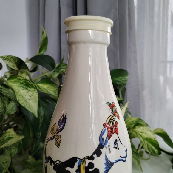 Milk Bottle with Lid ft. Pretty Cow Design - Picture 2 of 3